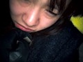 帰りのロケバスでぐったり疲れたモデルにイタヅラしてるところを隠し撮り　サンプル画像01